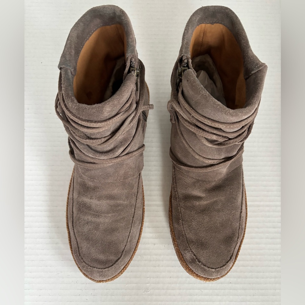 UGG Moccasin Ankle Boot Womens Size 8.5 Taupe Brown Suede Slouch Reid Bootie - Picture 8 of 8